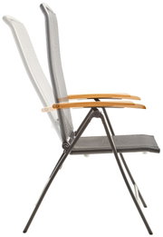Zijaanzicht van een verstelbare fauteuil met verstelbare rugleuning en houten armleuningen.