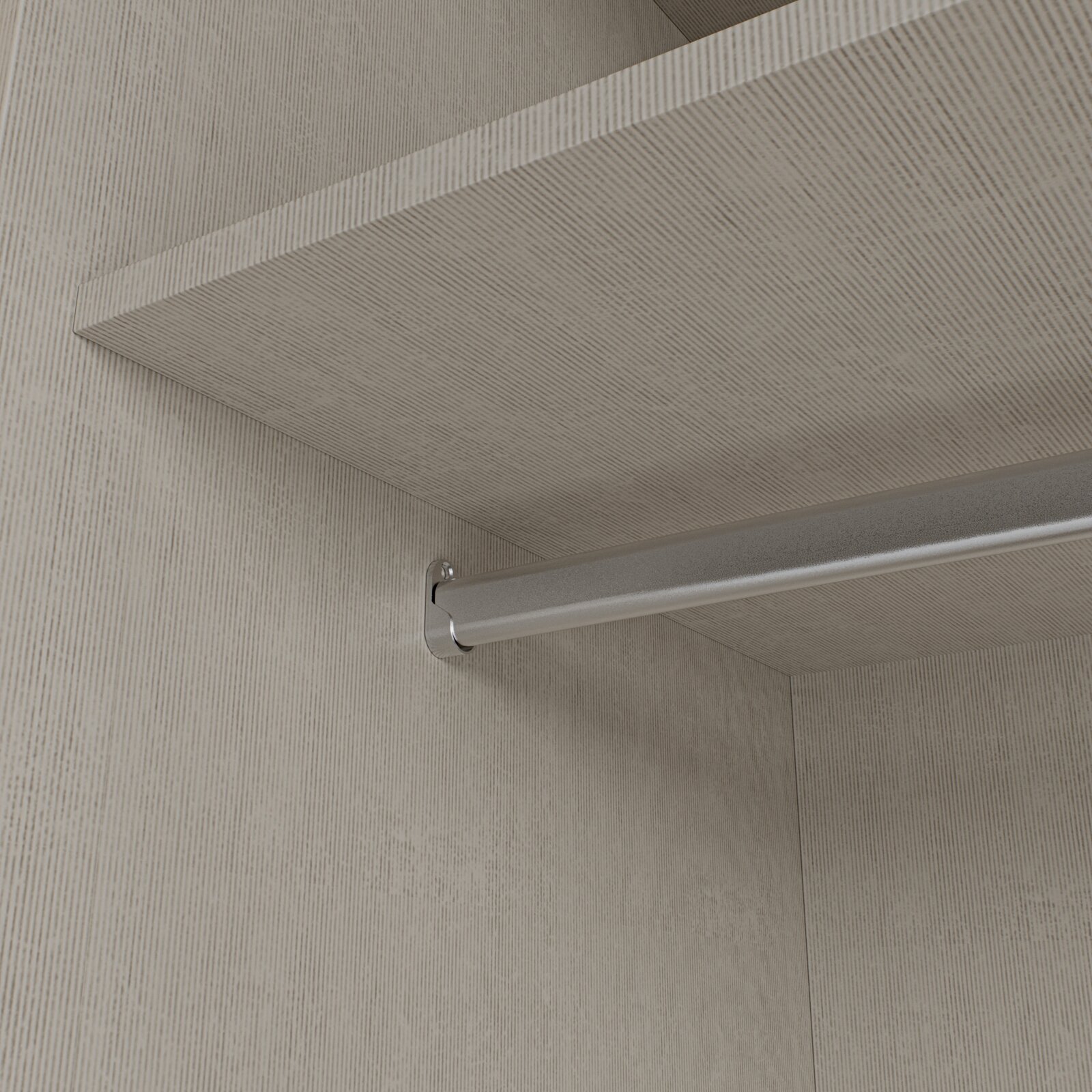 Detailaanzicht van onderaf van een metalen kledingroede met wandhouder in een beige kledingkast met legplank