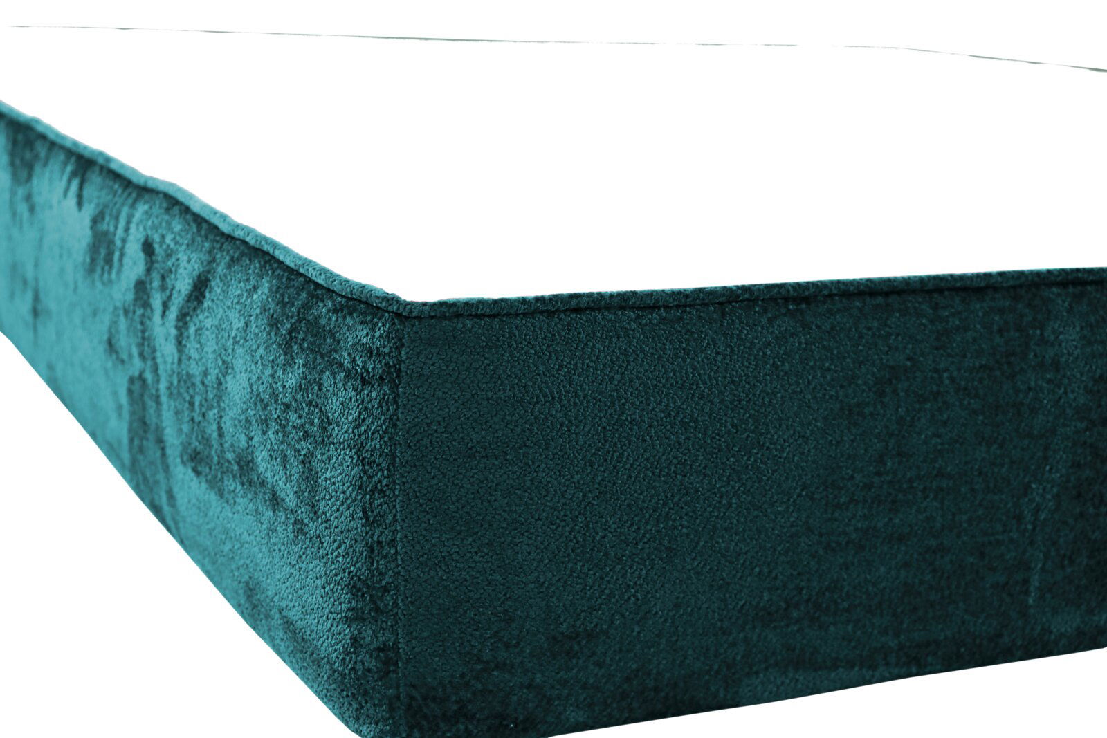 Nahaufnahme eines Polsterbetts in dunkelgrünem Stoff, seitliche Perspektive