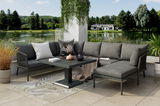 Moderne Loungegarnitur-Set auf einer Terrasse mit Blick auf einen See und grüne Landschaft, aus der Perspektive von vorne rechts.