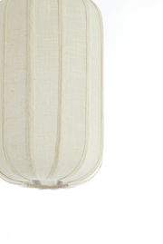 Nahaufnahme einer cremefarbenen Hängeleuchte aus Stoff mit vertikalen Nähten, seitliche Perspektive.