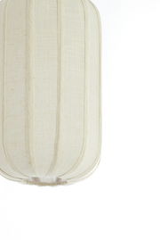 Nahaufnahme einer cremefarbenen Hängeleuchte aus Stoff mit vertikalen Nähten, seitliche Perspektive.