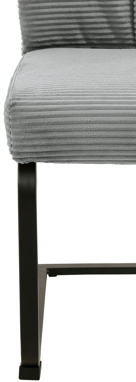 Nahaufnahme eines grauen Schwingstuhls mit geripptem Stoffbezug und schwarzem Metallgestell, seitliche Perspektive