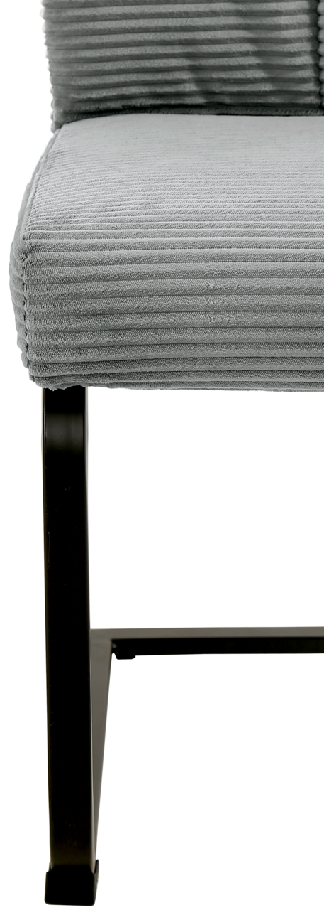 Nahaufnahme eines grauen Schwingstuhls mit geripptem Stoffbezug und schwarzem Metallgestell, seitliche Perspektive