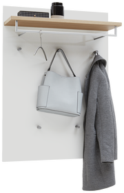 Garderobenpaneel mit Holzablage, Kleiderhaken und Kleiderstange, frontal abgebildet. Inklusive grauem Mantel und Tasche.