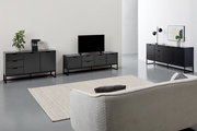 Moderne schwarze Sideboards und TV-Lowboard in einem minimalistischen Wohnzimmer, seitliche Perspektive.