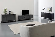 Moderne schwarze Sideboards und TV-Lowboard in einem minimalistischen Wohnzimmer, seitliche Perspektive.