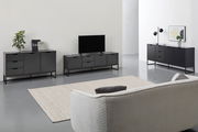 Moderne schwarze Sideboards und TV-Lowboard in einem minimalistischen Wohnzimmer, seitliche Perspektive.