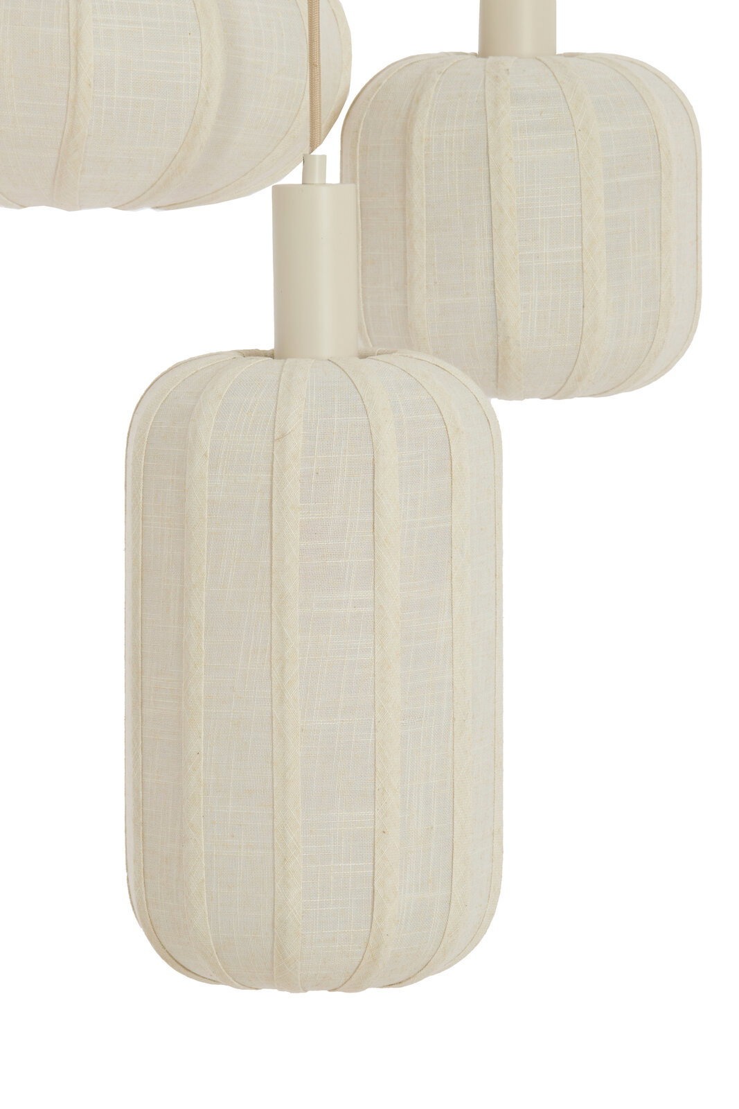 Nahaufnahme einer Hängeleuchte mit weißem, texturiertem Stoffschirm in zylindrischer Form.