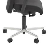 Seitenansicht eines Chefsessels mit verstellbarer Sitzhöhe und stabiler Metallbasis auf Rollen.