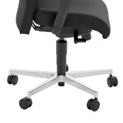 Seitenansicht eines Chefsessels mit verstellbarer Sitzhöhe und stabiler Metallbasis auf Rollen.