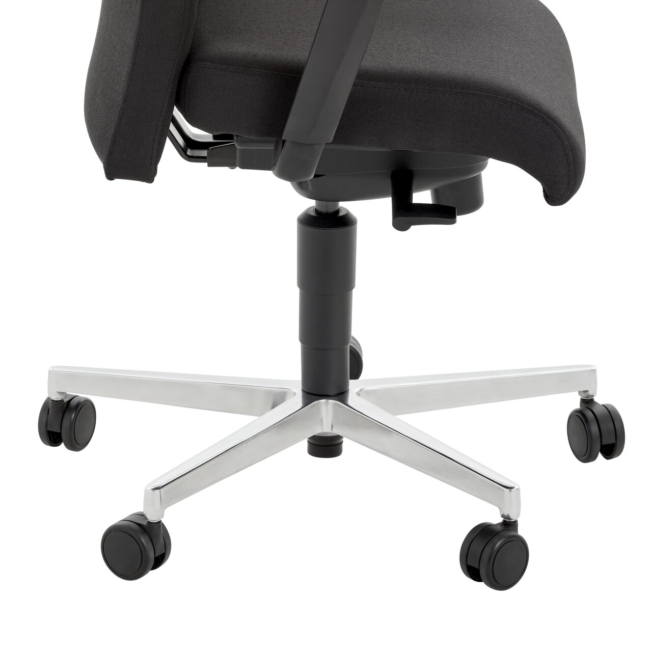 Seitenansicht eines Chefsessels mit verstellbarer Sitzhöhe und stabiler Metallbasis auf Rollen.