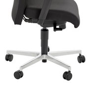 Seitenansicht eines Chefsessels mit verstellbarer Sitzhöhe und stabiler Metallbasis auf Rollen.