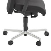 Seitenansicht eines Chefsessels mit verstellbarer Sitzhöhe und stabiler Metallbasis auf Rollen.