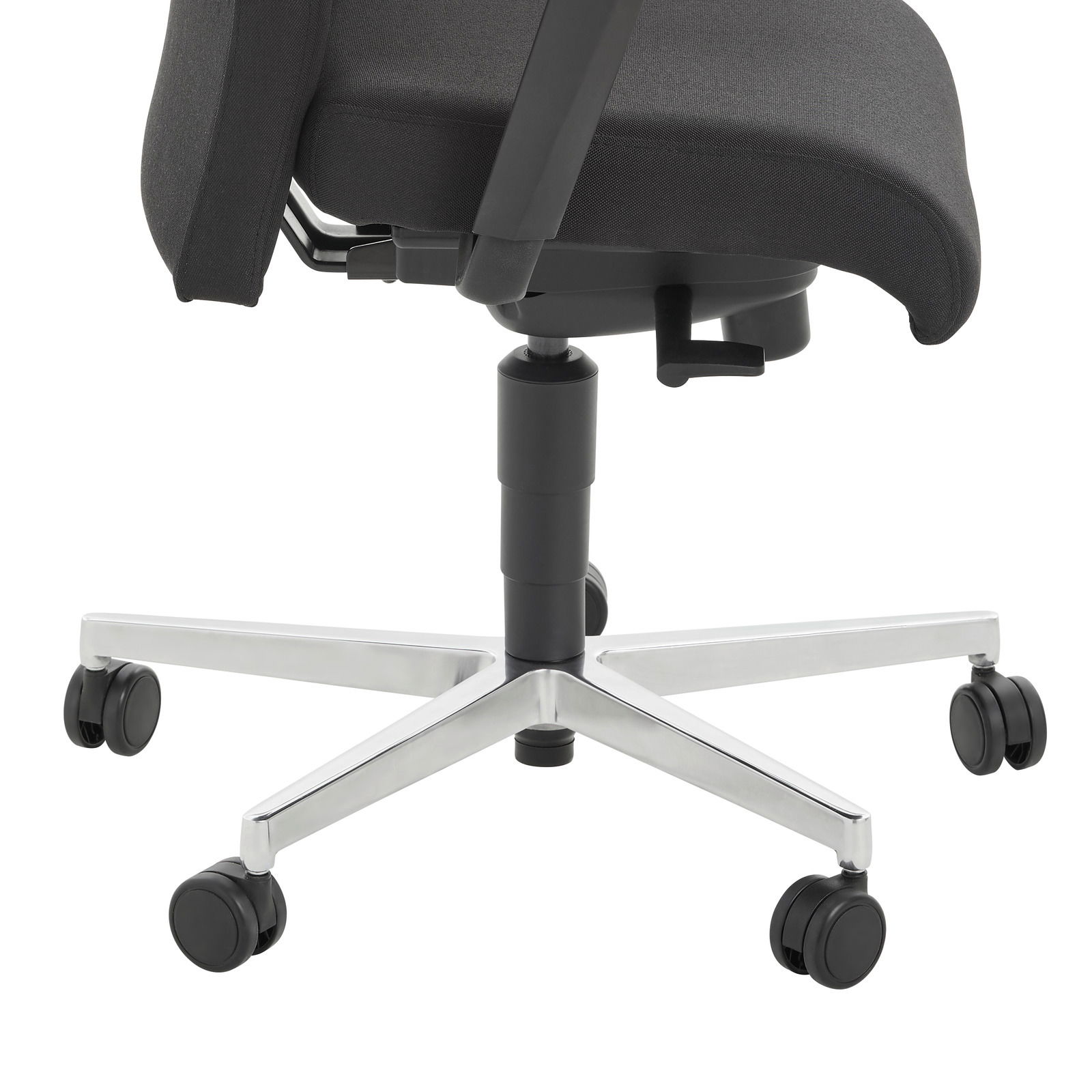 Seitenansicht eines Chefsessels mit verstellbarer Sitzhöhe und stabiler Metallbasis auf Rollen.