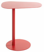 Roter Beistelltisch mit asymmetrischer Tischplatte und runder Basis, seitliche Perspektive