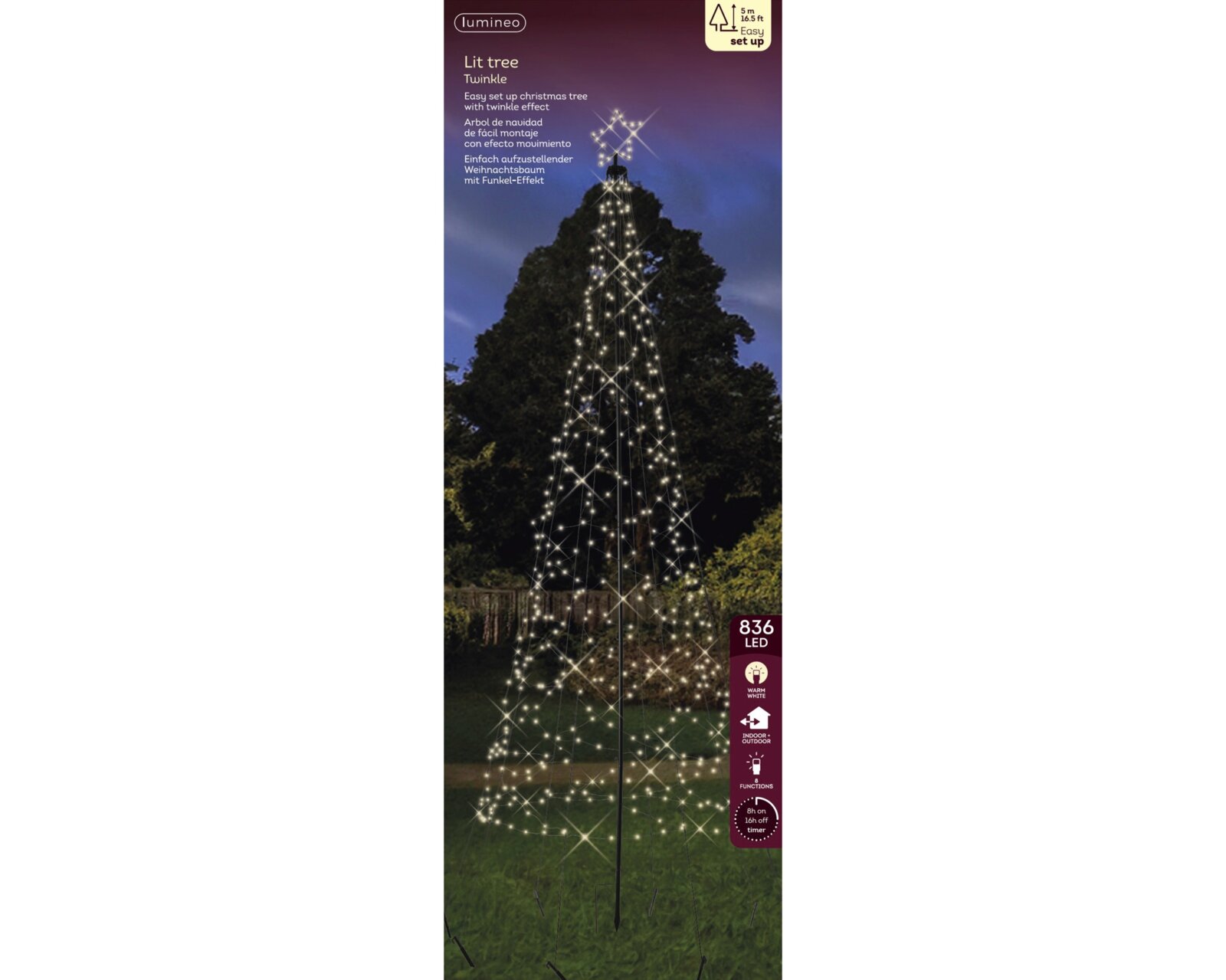 Lumineo Twinkle lichtboom van 5 meter met ster en 836 warmwitte leds, volledig van voren weergegeven in een tuin bij avond