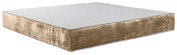 Zijaanzicht van een beige gestoffeerde matras met een witte bovenkant.