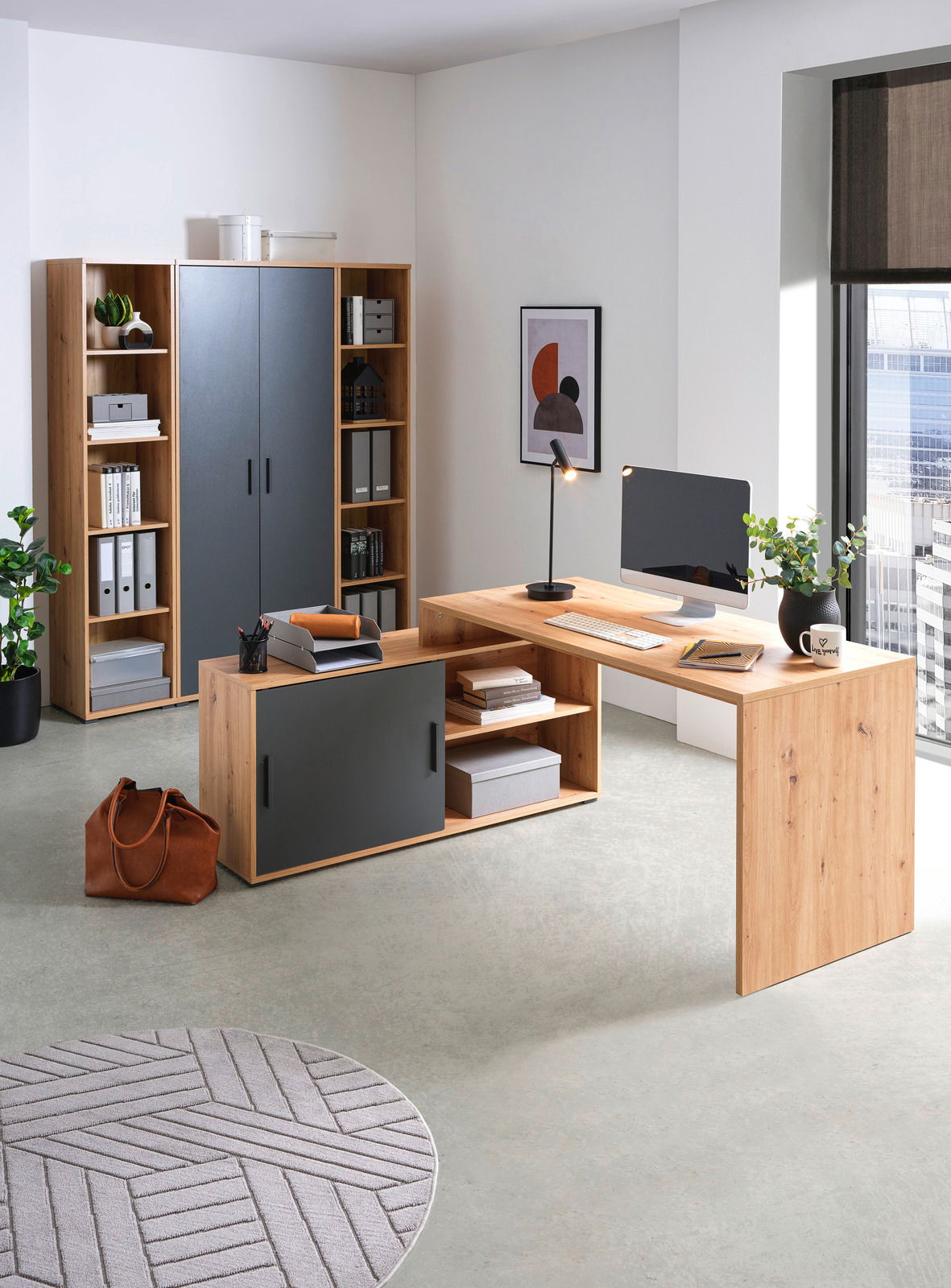 Moderne Bürokombination mit Holzoptik, bestehend aus einem Schreibtisch mit L-Form, Rollcontainer und Regalwand, seitliche Perspektive.