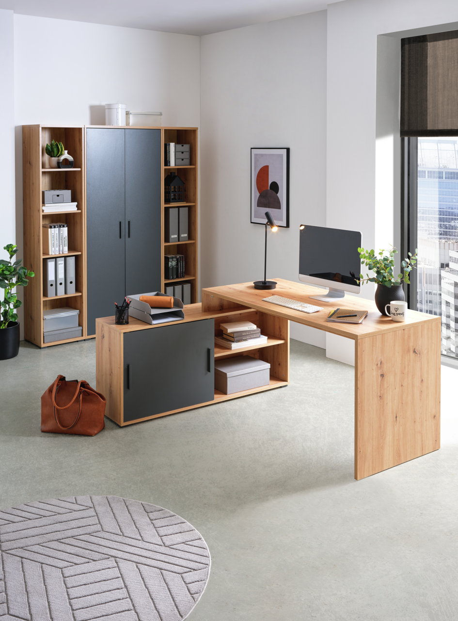 Moderne Bürokombination mit Holzoptik, bestehend aus einem Schreibtisch mit L-Form, Rollcontainer und Regalwand, seitliche Perspektive.