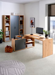 Moderne Bürokombination mit Holzoptik, bestehend aus einem Schreibtisch mit L-Form, Rollcontainer und Regalwand, seitliche Perspektive.