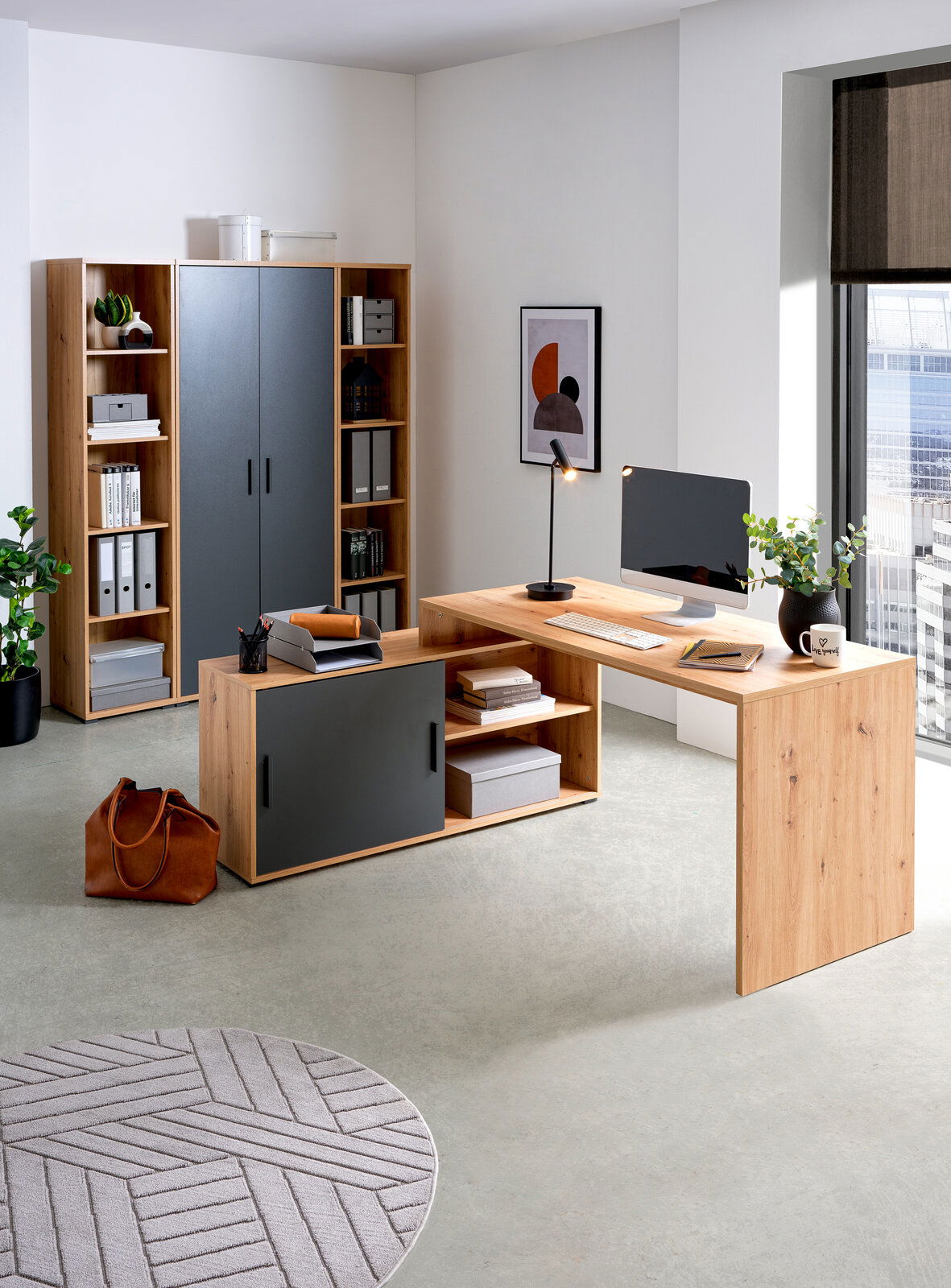 Moderne Bürokombination mit Holzoptik, bestehend aus einem Schreibtisch mit L-Form, Rollcontainer und Regalwand, seitliche Perspektive.
