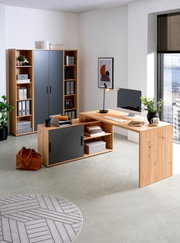 Moderne kantoorset met houtlook, bestaande uit een L-vormig bureau, een rolcontainer en een boekenkast, gezien vanaf de zijkant.