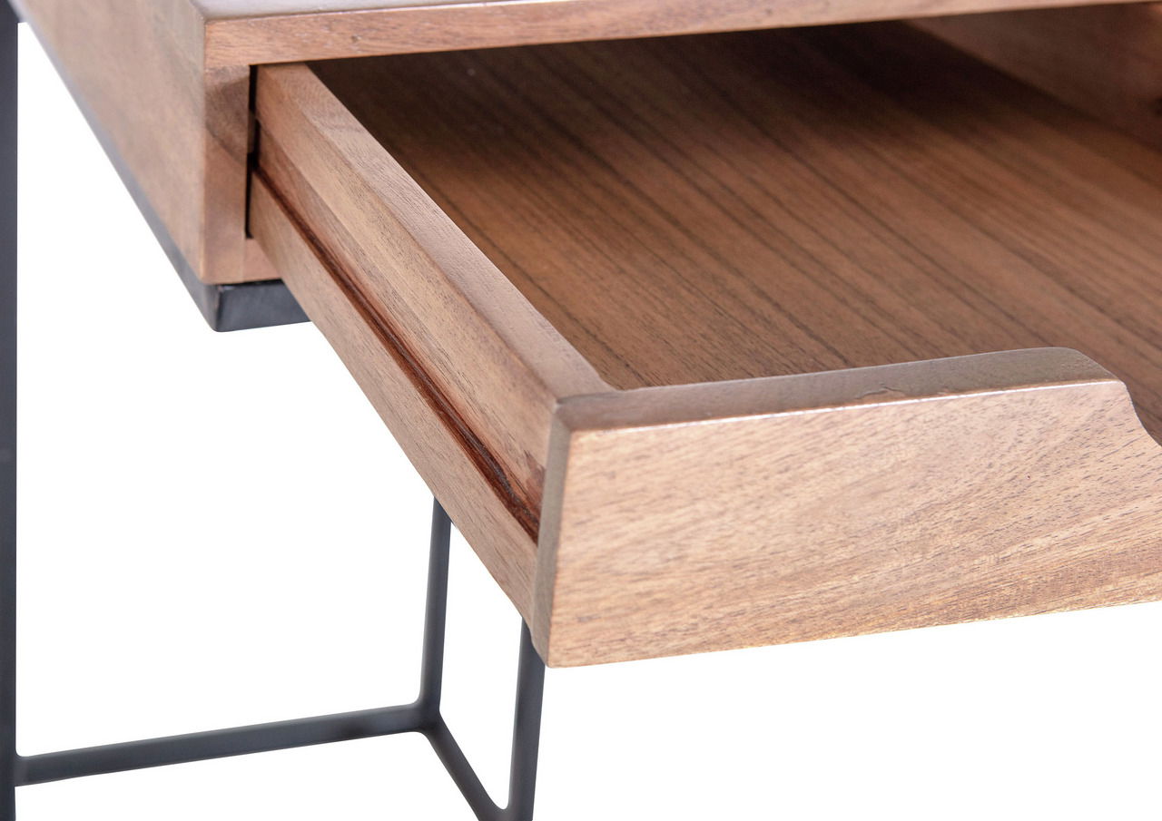 Landscape Beistelltisch mit Schublade FIRESTONE Nahaufnahme eines Beistelltisches mit Schublade aus Holz, teilweise geöffnet, mit Metallbeinen, seitliche Perspektive.