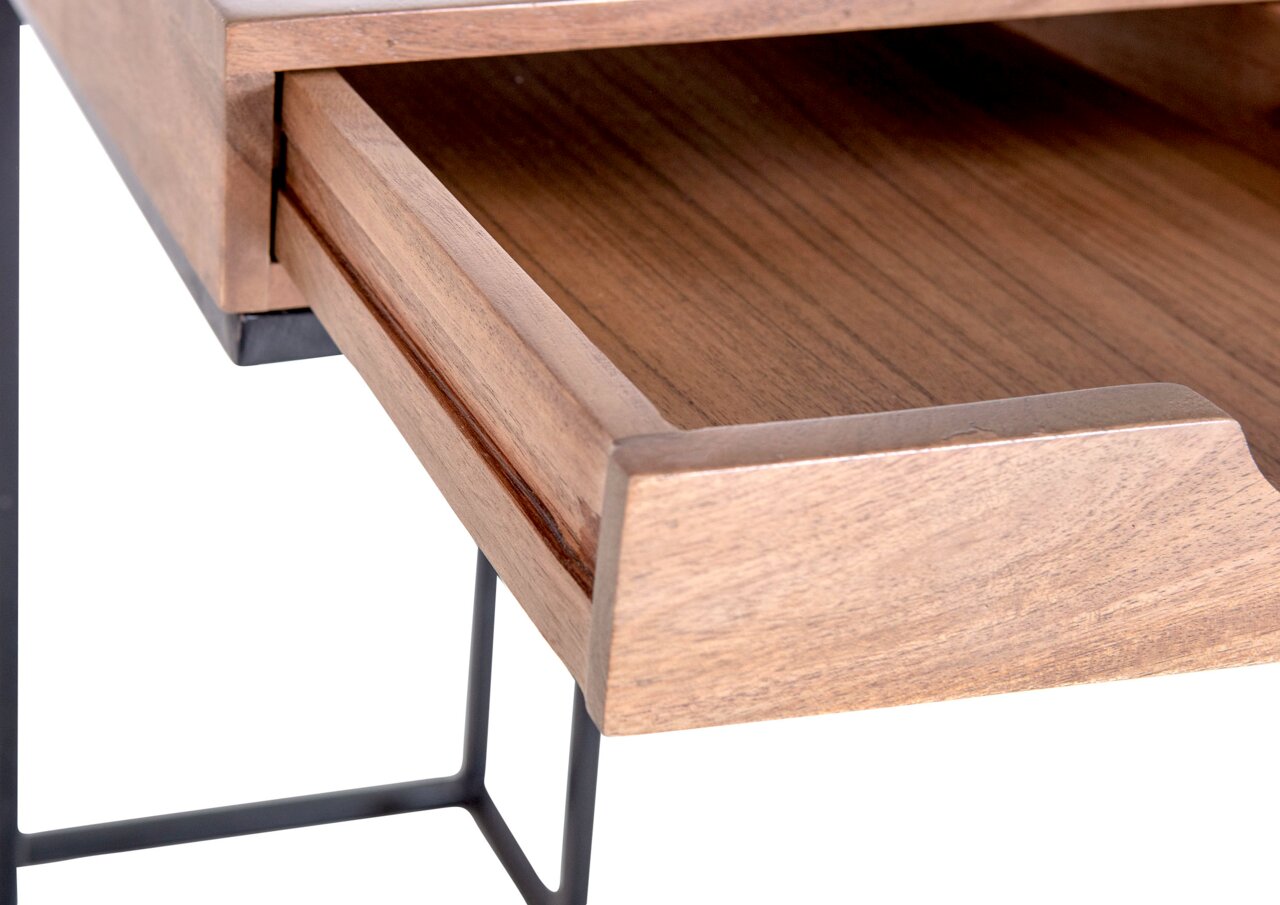 Nahaufnahme eines Beistelltisches mit Schublade aus Holz, teilweise geöffnet, mit Metallbeinen, seitliche Perspektive.