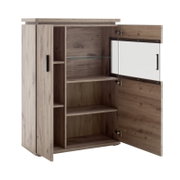 Open houten kast in eikenlook met legplanken en een glazen inlegplank, rechterdeur met wit front en zwarte handgreep, productfoto schuin van voren rechts