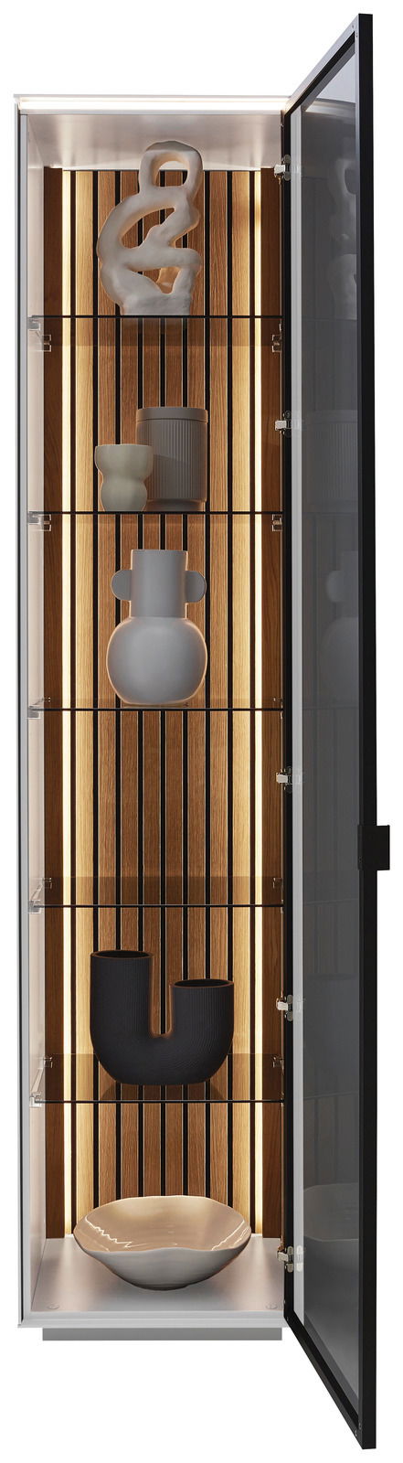 Dieter Knoll Vitrine RIANI Vitrine mit geöffnetem Glastür, Holzrückwand und dekorativen Objekten auf mehreren Regalen, frontal betrachtet