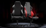 Zwei Gaming-Stühle der Marke Hammer, einer in Schwarz und der andere in Schwarz-Rot, aus frontaler Perspektive auf dunklem Hintergrund.