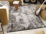 Designer Teppich in einem modernen Wohnzimmer, umgeben von einem gelben Sofa, einem Holztisch und einer Gitarre, aus der Vogelperspektive betrachtet.