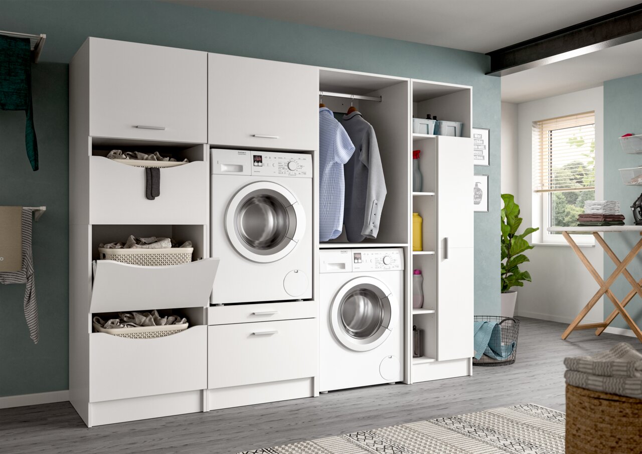 Weiße Waschküchen-Schrankwand mit integrierter Frontlader-Waschmaschine und Trockner, Auszugskörben, Hängeschrank, Kleiderstange und Regalfächern, gezeigt in schräger Frontansicht im hellen Hauswirtschaftsraum.