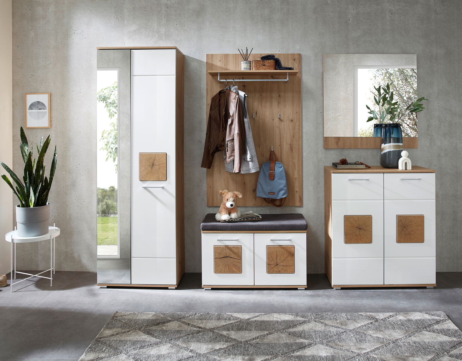 Moderne Garderobeneinrichtung mit Schuhschrank, Spiegel, Garderobenbank und Garderobenpaneel in einer hellen, minimalistischen Umgebung. Frontalansicht.