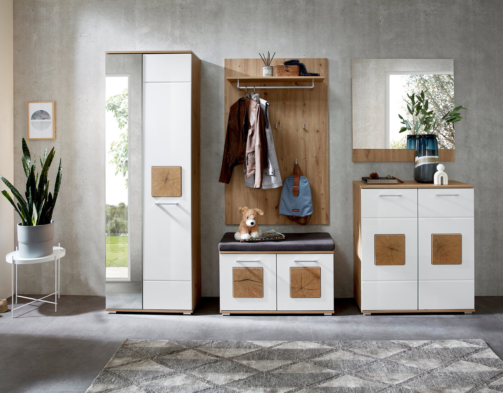 Moderne Garderobeneinrichtung mit Schuhschrank, Spiegel, Garderobenbank und Garderobenpaneel in einer hellen, minimalistischen Umgebung. Frontalansicht.