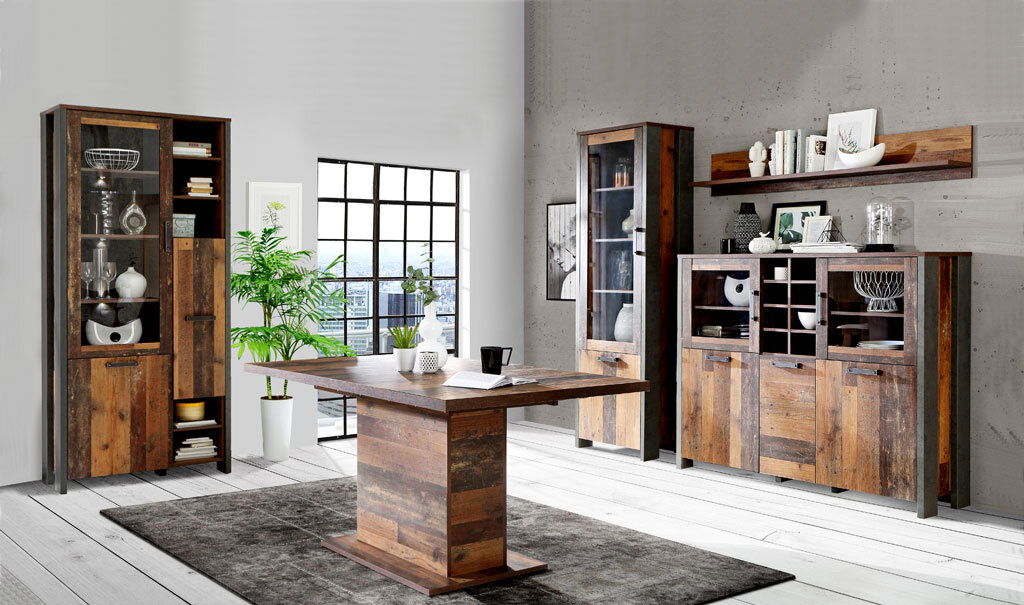 Moderner Esstisch aus Holz in einem stilvollen Wohnzimmer, frontal betrachtet.