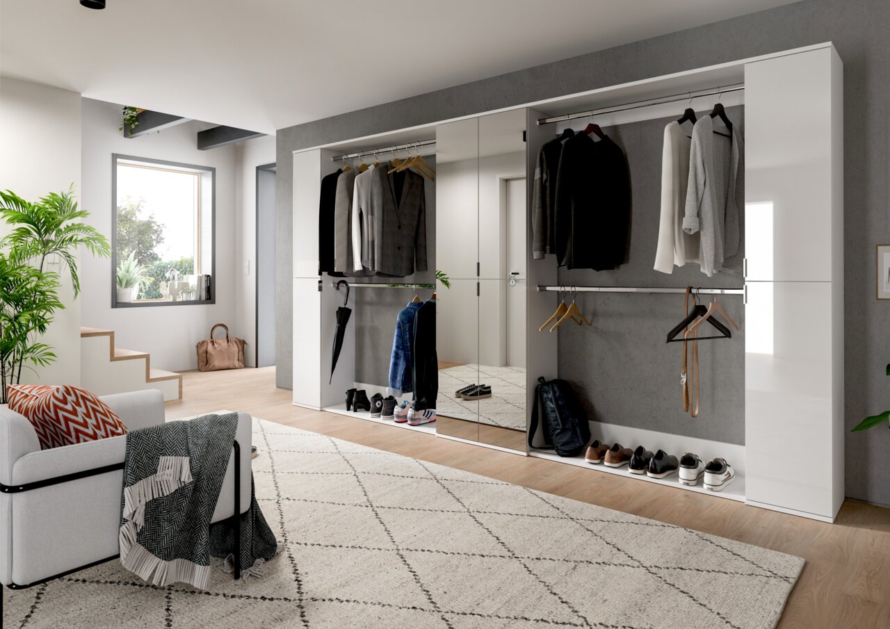 Moderner, offener Kleiderschrank mit Spiegeln, gefüllt mit Kleidung und Accessoires, in einem stilvollen, hellen Raum mit Blick auf die Vorderseite.