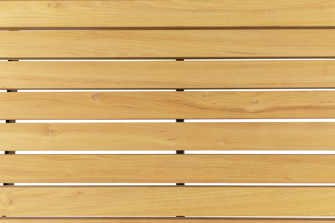 Nahaufnahme der Holzoberfläche eines Beistelltisches mit horizontalen Holzlatten.