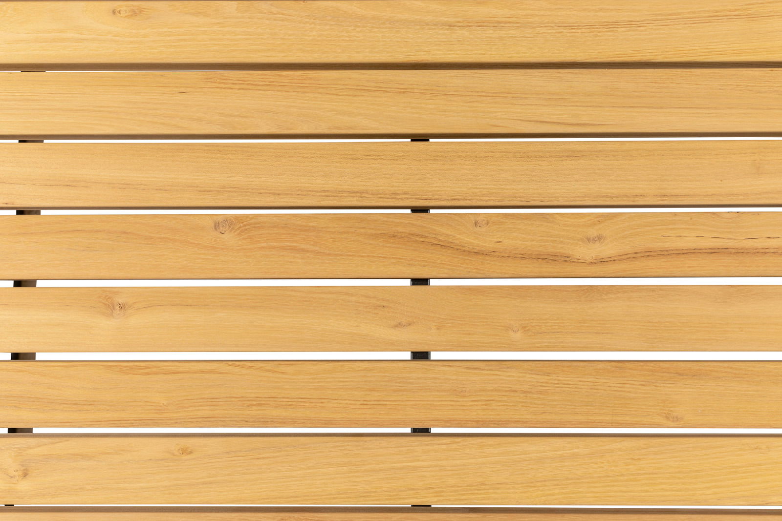 Nahaufnahme der Holzoberfläche eines Beistelltisches mit horizontalen Holzlatten.