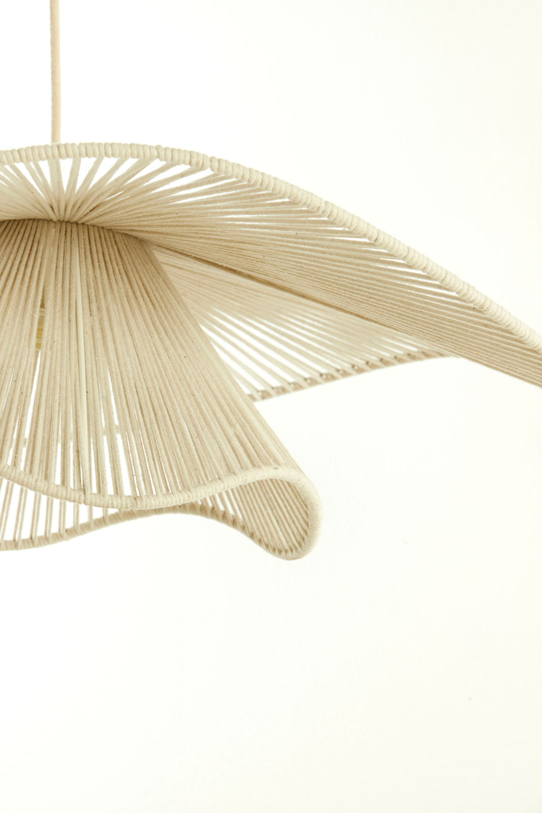 Nahaufnahme einer Hängeleuchte mit einem eleganten, gewellten Design aus hellen Fäden, von unten betrachtet.