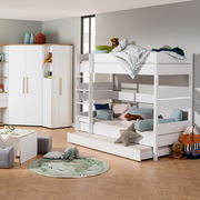 Weißes Etagenbett in einem Kinderzimmer, seitliche Perspektive