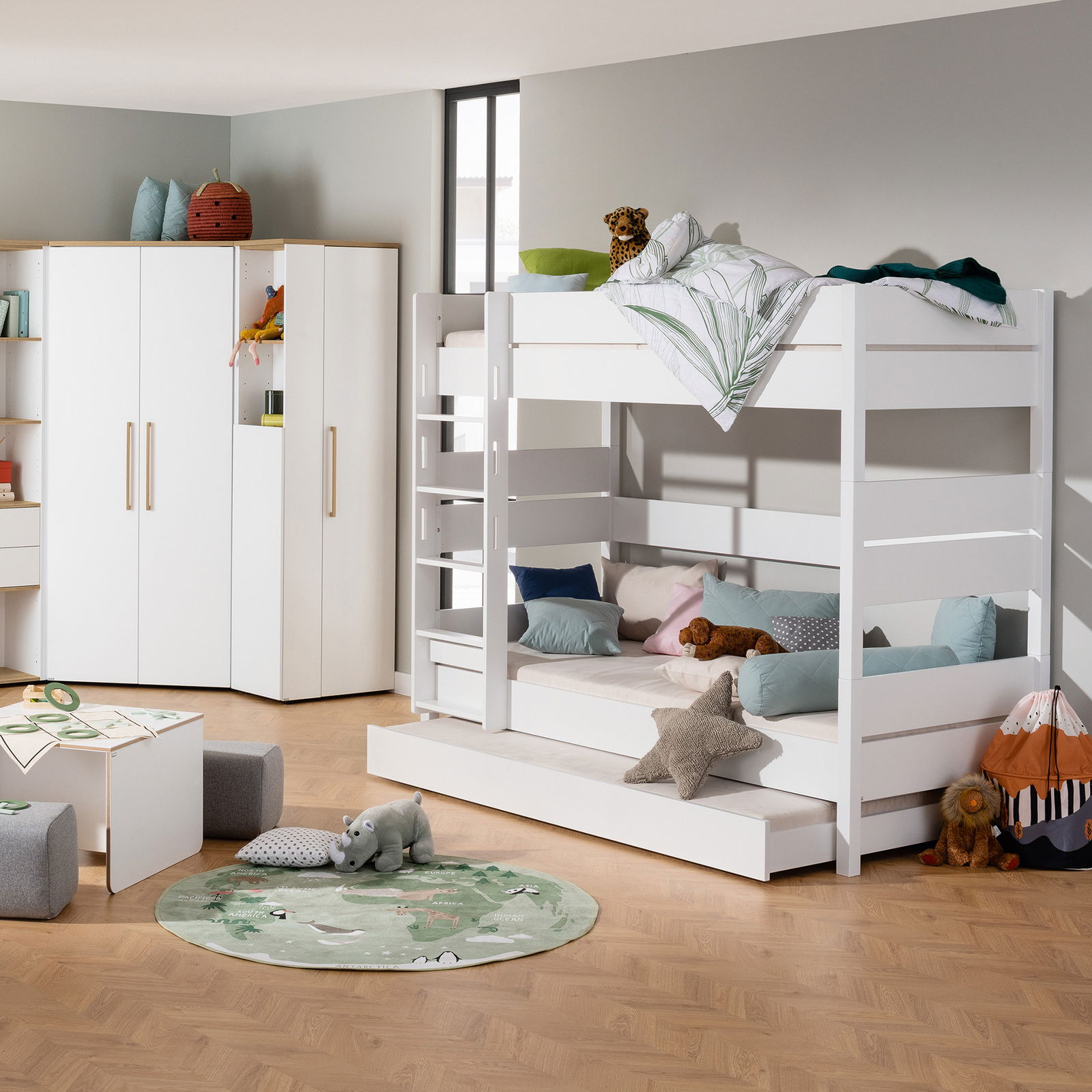 Weißes Etagenbett in einem Kinderzimmer, seitliche Perspektive