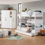 Weißes Etagenbett in einem Kinderzimmer, seitliche Perspektive