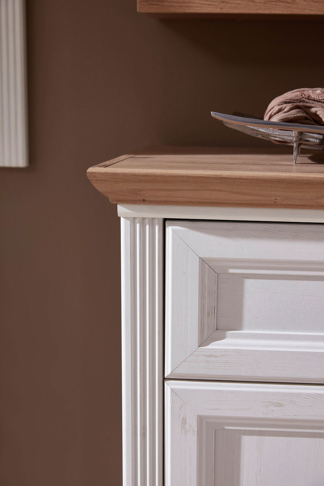 Detailansicht eines Garderoben-Sets mit weißem Holz und natürlicher Holzoberfläche, seitliche Perspektive