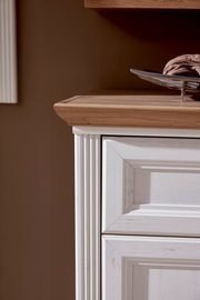 Detailansicht eines Garderoben-Sets mit weißem Holz und natürlicher Holzoberfläche, seitliche Perspektive