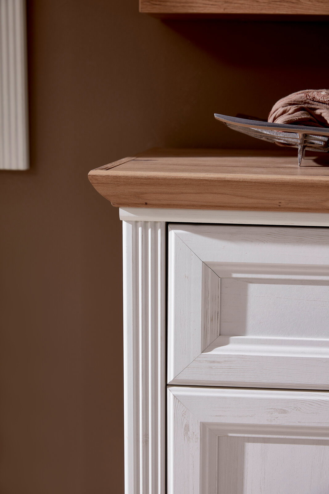 Detailansicht eines Garderoben-Sets mit weißem Holz und natürlicher Holzoberfläche, seitliche Perspektive