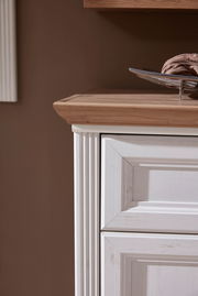 Detailansicht eines Garderoben-Sets mit weißem Holz und natürlicher Holzoberfläche, seitliche Perspektive