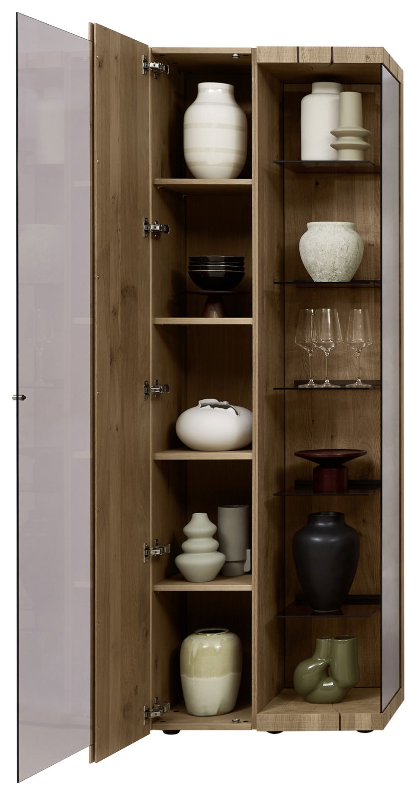 Geöffnete Vitrine aus Holz mit mehreren Regalböden, gefüllt mit dekorativen Vasen und Gläsern, Perspektive von vorne links.