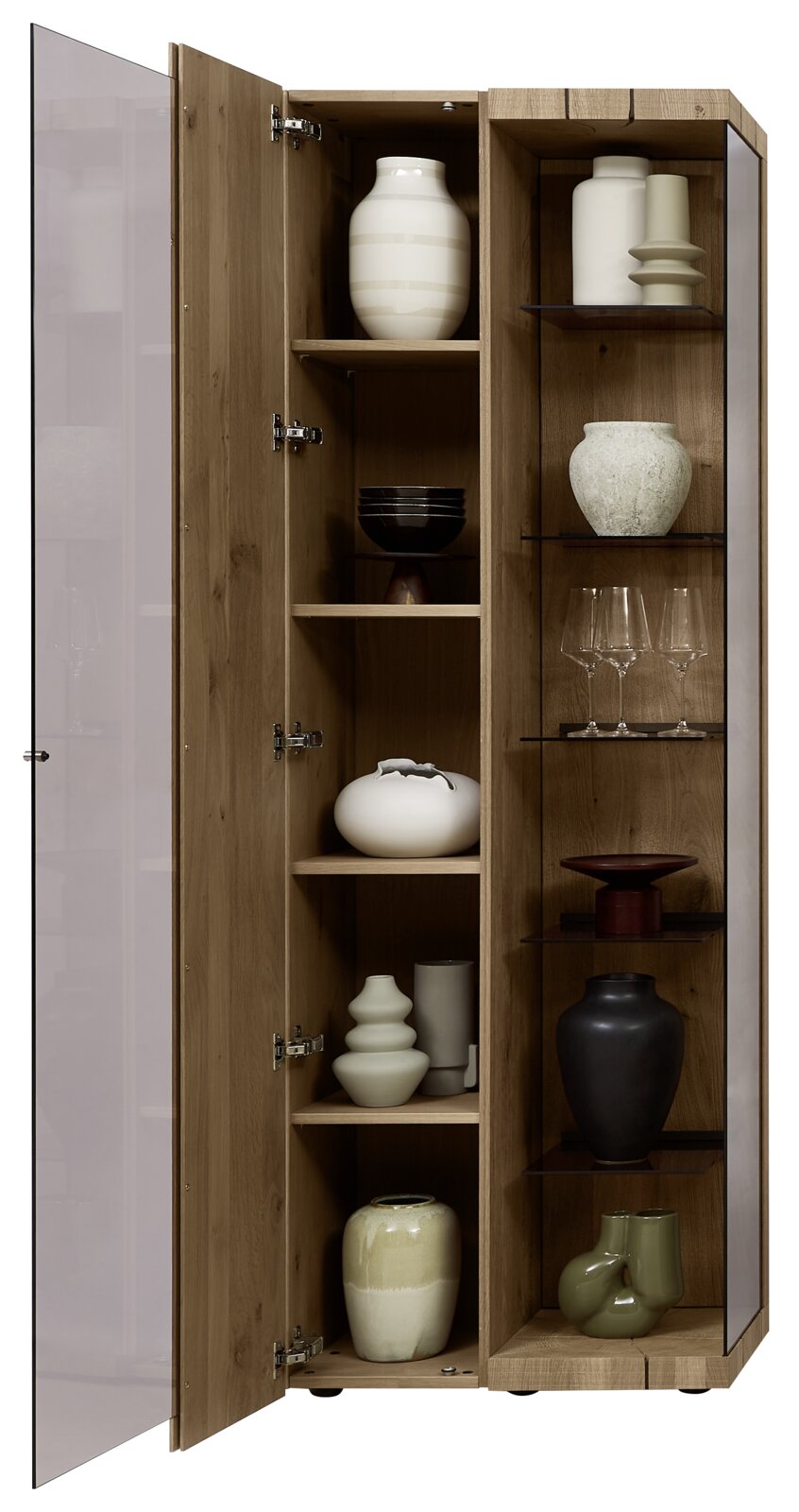 Valnatura Vitrine (links) LOVIS Geöffnete Vitrine aus Holz mit mehreren Regalböden, gefüllt mit dekorativen Vasen und Gläsern, Perspektive von vorne links.
